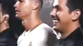 الحكم مو مصدك واكف بجانب رونالدو ????????