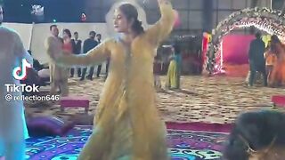 Anuty very nice  manhdi dance