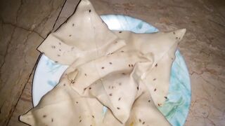 Alu Kay Crispy Samosay Bazar Jase  How to make Samosa at home_  Ramzan Special Recipe