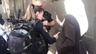 شاهد هذه الحتالة الإسرائلية ماذا فعلت لهده السيدة الفلسطينية