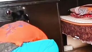 Bedroom me bex ky nechy se safai ki