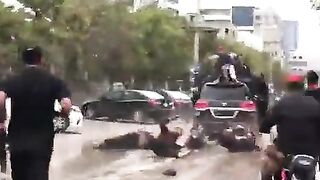اسلام آباد:سربراہ پی ٹی آئی عمران خان کی گاڑی سے گرکر کئی نوجوان زخمی