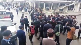 عمران خان کی اسلام آباد پیشی کے  موقع پر صحافیوں اور پولیس کے درمیان جھڑپ