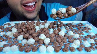 ASMR EXTREME CRUNCHY EATING SOUNDS (BLACK AND WHITE BALLS) NO TALKING MUKBANG