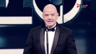 لحظة تتويج ميسي نجم فريق باريس سان جيرمان ومنتخب الأرجنتين بجائزة أفضل لاعب