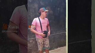 Ce que ce chien va faire au visiteur inconnu.