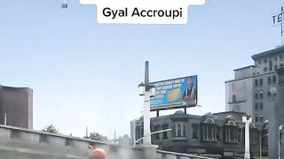 Wungfu et Gyal Accroupi au comico
