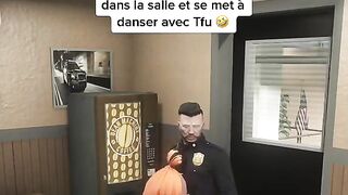Tfu danse dans le bureau du Commandant