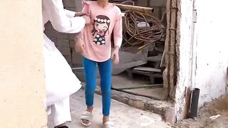 الماء لينقذها من الخطف وعندما راها الشاب وراقبها كانت الصدمه
