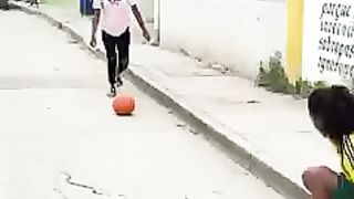 il est fou ce type. il se fou de ces gens. meilleur prank