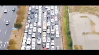 پاکستانی عوام عمران خان کا استقبال کر رہی ہے جب عدالت میں پیش ہو رہا ہے