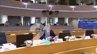 Ковачески му покажа прст на петков