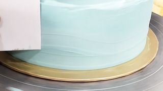 Icing cake