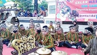 Javanese kids play Gamelan