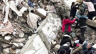 Turkey : Video of little girl shielding sibling under debris