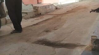 बच्चे स्कूल जा रहे हैं