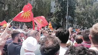 Ситуацијат пред владата зоврива