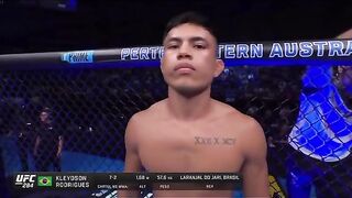 Favorito sendo massacrado no UFC.