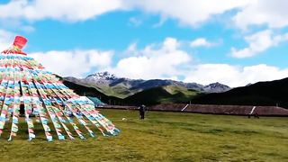 Real shooting Caiqi mountains blue sky and white clouds