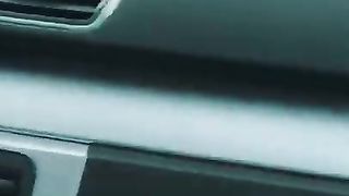 Девушка байкер благодарит задо
