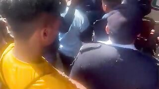 سابق وزیراعظم عمران خان کو توشہ خانہ کیس میں گرفتار کرنے کے لیے پولیس  پہنچ گئی۔