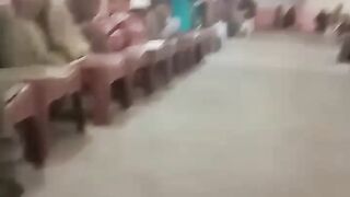 استاد مدرسے میں بچوں سے ہسی مزاہ کرتے ہوئے