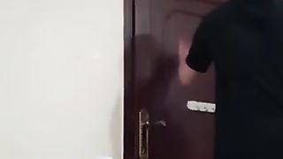 وحده عامله نفسها خفيفه دم