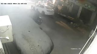 Theif steals motorbike in Karachi Camera 2