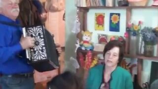 Над широкой рекой. Поют под гармонь Анатолий Брынько и компания. mp4