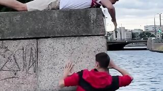 Как думаете,ему понравился подарок в конце????? Выбери лучшую реакцию) 1, 2 ?