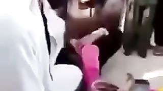 Sabzi wala Sabzi Par Paani Chirak Raha Tha..