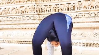 Beautiful Girl Show her body flexbility