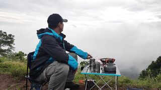 Menikmati Panorama di puncak gunung