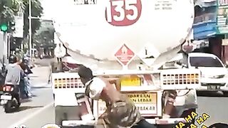 Spiderman naik di belakang mobil viral...