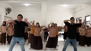Guru dan siswa menari