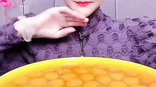 Mukbang telur