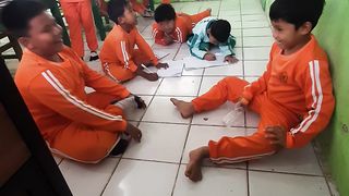 Permainan Mendirikan Botol Air