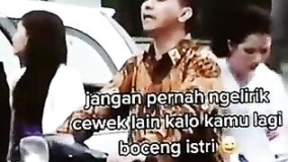 Istri ditinggalkan di lampu merah