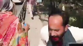 لاہور میں فورس نے اپنی ہی عوام پر تشدد