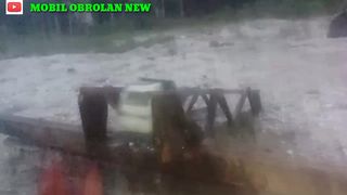 mobil truk oleng terguling di sungai kecil