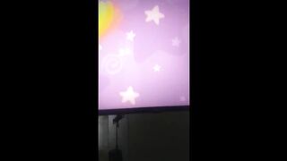 Ты -Поросёнок говорит нам заставка мульта.