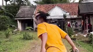 DI KUTUK GARA GARA DURHAKA KE EMAK