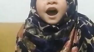 Small child offering naat shreef