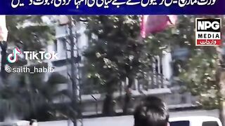 عورت مارچ والی بےہودہ عورتوں نے اپنے مارچ میں مدارس کے خلاف پوسٹرز لگا دئے ی