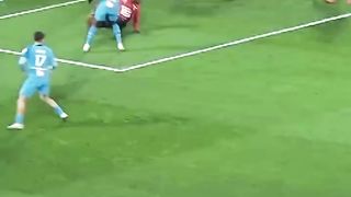 Cette main ferme de Pau Lopez
