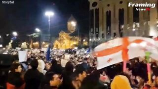 Polisi Anti Huru Hara Menembakkan Meriam Air dan Gas Air Mata ke Pengunjuk Rasa di Tbilisi, Georgia