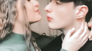Cute kiss girls status ????