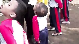 Anak lombah mkan krupuk