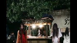 Menikmati kopi malam hari