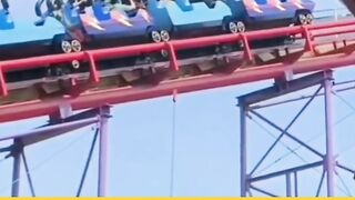 Ngeri!!! Vidio amatir merekam Rollercoaster macet di tengah jalan